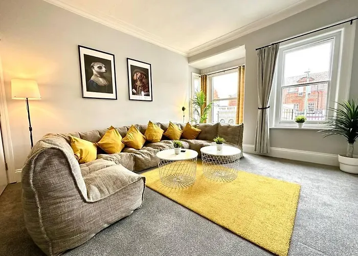 Massive 4 Bedroom Duplex Apartment - Sleeps Up To 10 People - Free Parking - 5 Minutes To The Best Beach! - Great Location - Fast Wifi - Smart Tv - Newly Decorated - Sleeps Up To 10! Close To Bournemouth & Poole Town Centre & Sandbanks