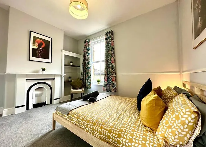 Massive 4 Bedroom Duplex Apartment - Sleeps Up To 10 People - Free Parking - 5 Minutes To The Best Beach! - Great Location - Fast Wifi - Smart Tv - Newly Decorated - Sleeps Up To 10! Close To Bournemouth & Poole Town Centre & Sandbanks