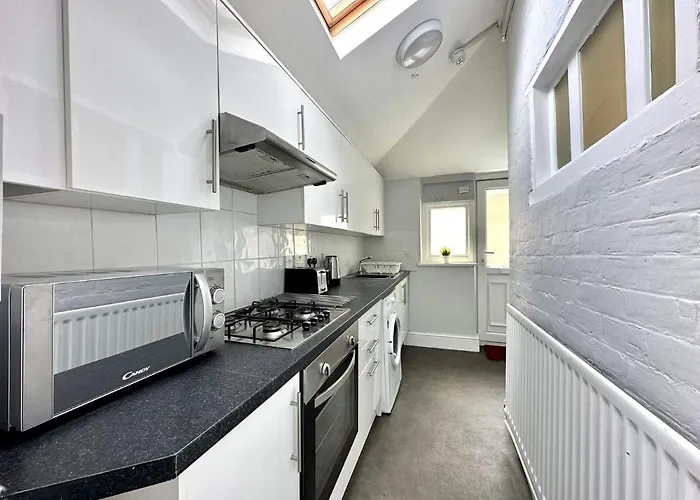 Massive 4 Bedroom Duplex Apartment - Sleeps Up To 10 People - Free Parking - 5 Minutes To The Best Beach! - Great Location - Fast Wifi - Smart Tv - Newly Decorated - Sleeps Up To 10! Close To Bournemouth & Poole Town Centre & Sandbanks